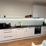 3br With Free Wifi & Parking Appartement
